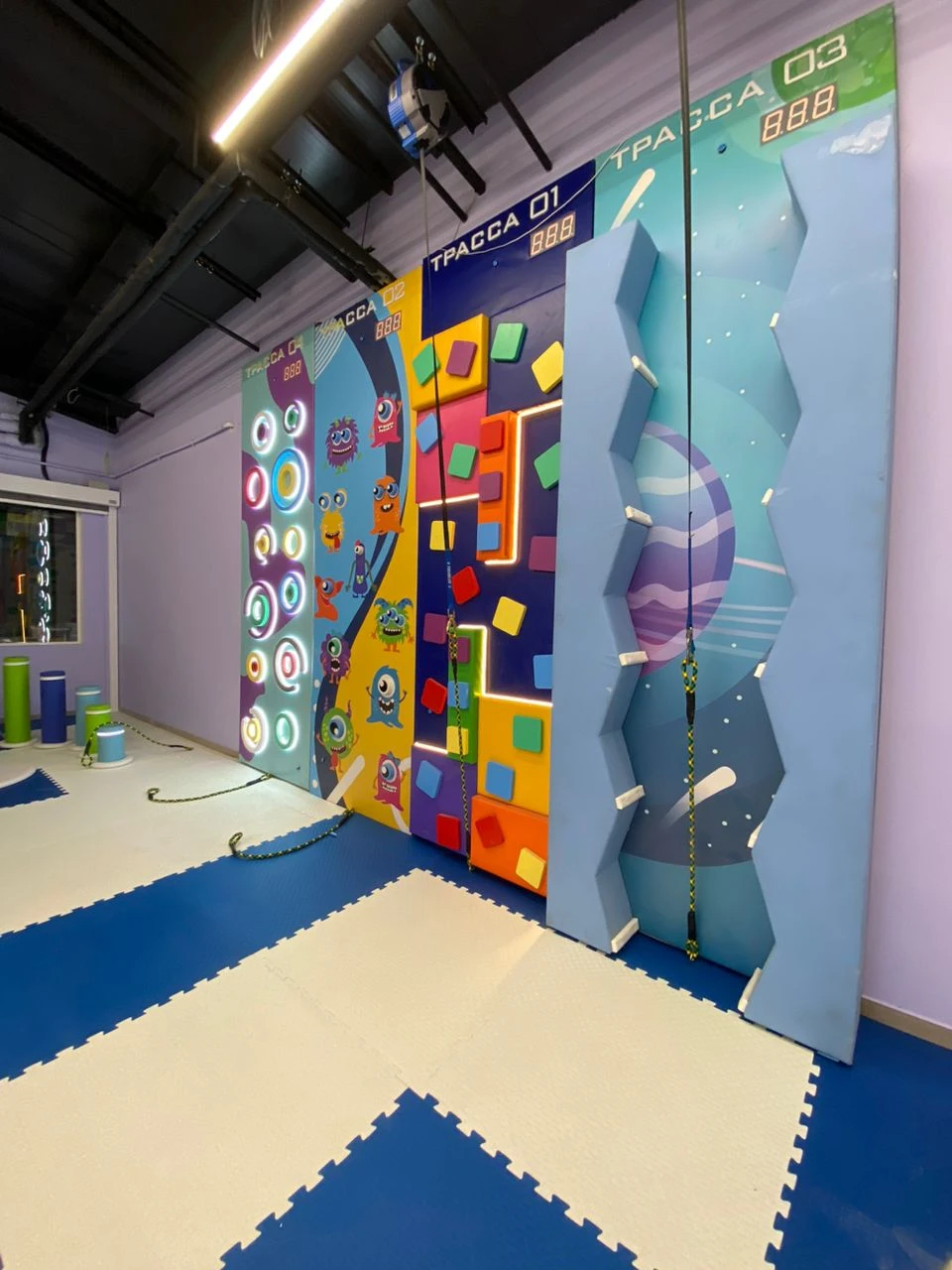 Интерактивные панели и стены